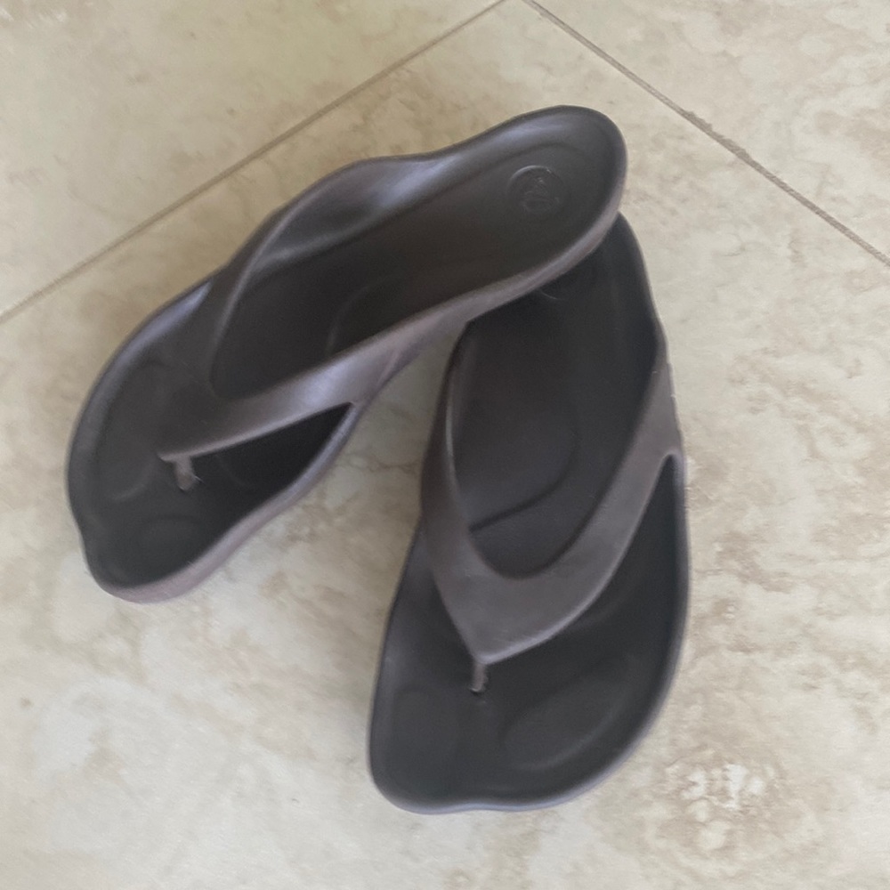 Crocs Women’s Brown Barefoot Flip Flops Sandals Size 8.
